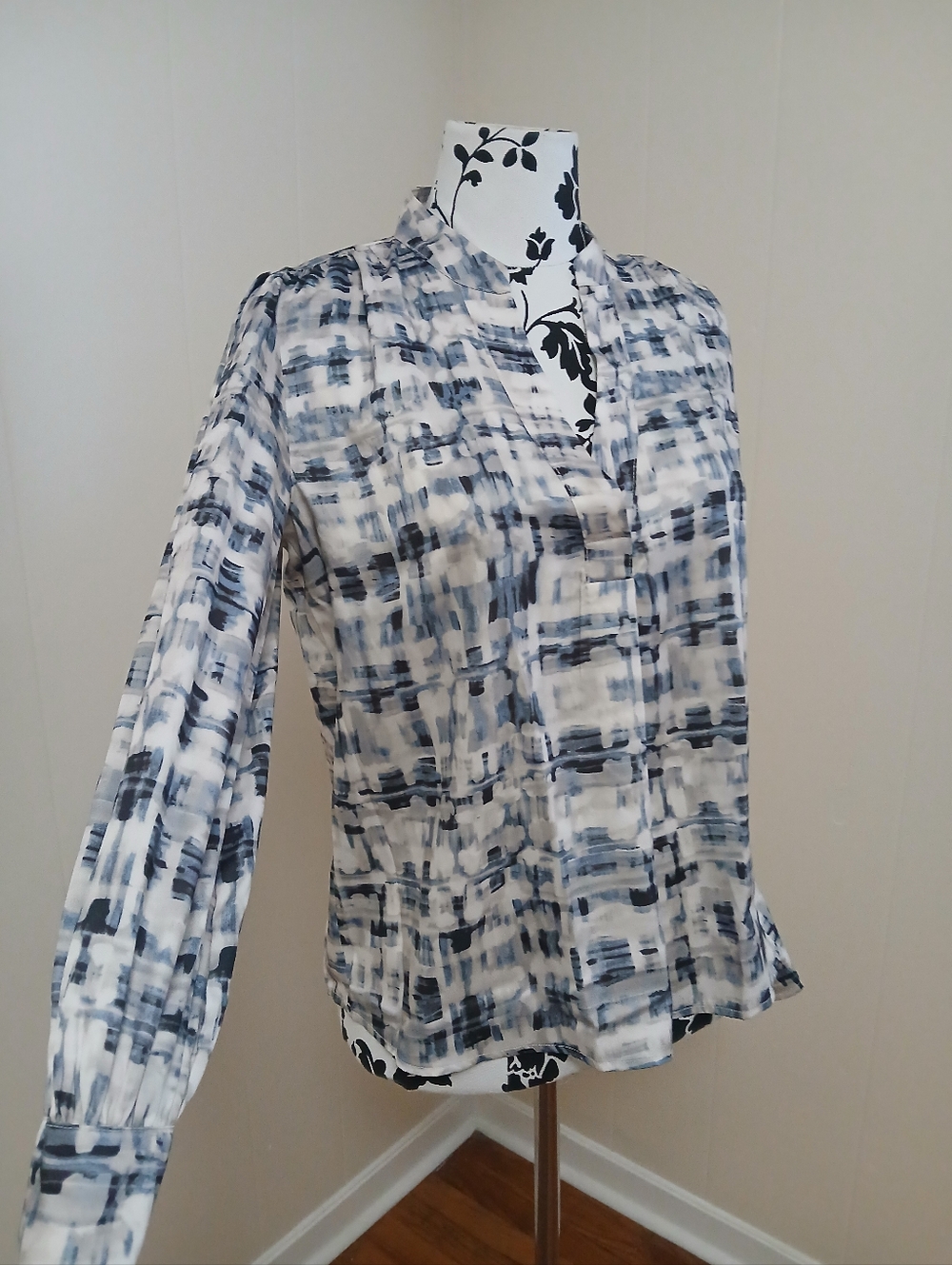 Banana Republic Abstract Print V-Neck Blouse in White and Navy